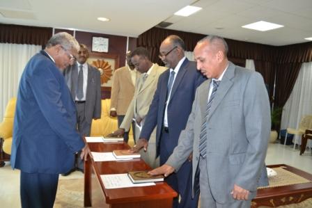 وزير العدل يتسلم تقرير لجنة تقصي الحقائق في حادثة إنفجار صهريج وقود بمنطقة فداسي الحليماب