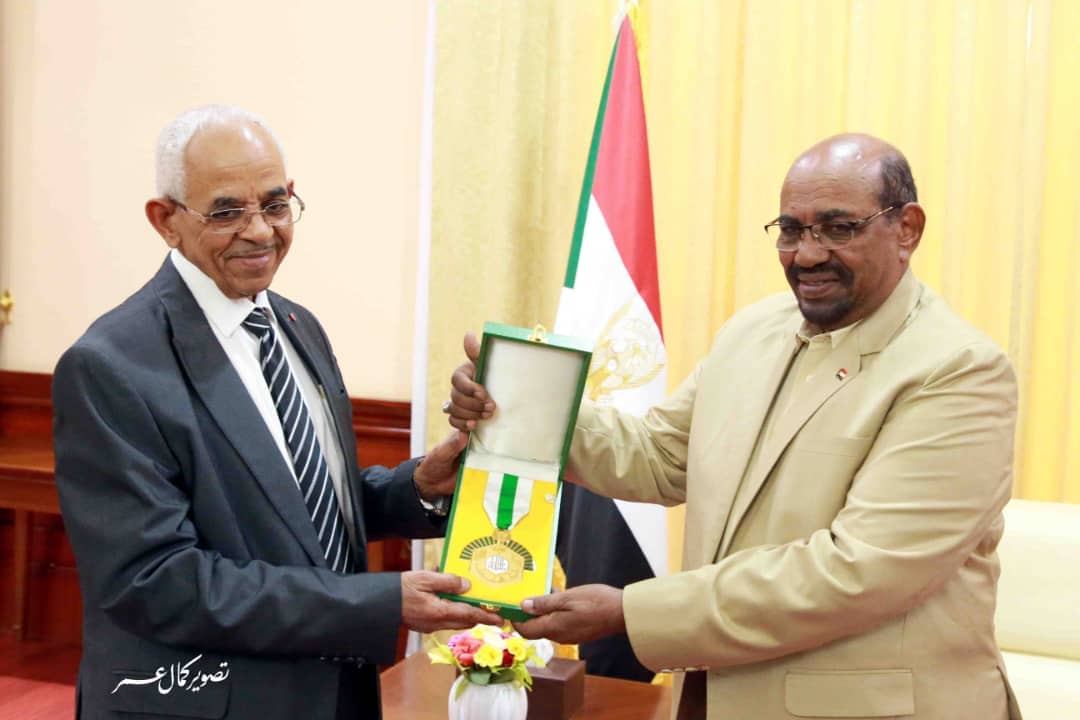 رئيس الجمهورية يمنح وزارة العدل نجمة الإنجاز ومندوب السودان بجنيف وسام النيلين من الطبقة الأولي