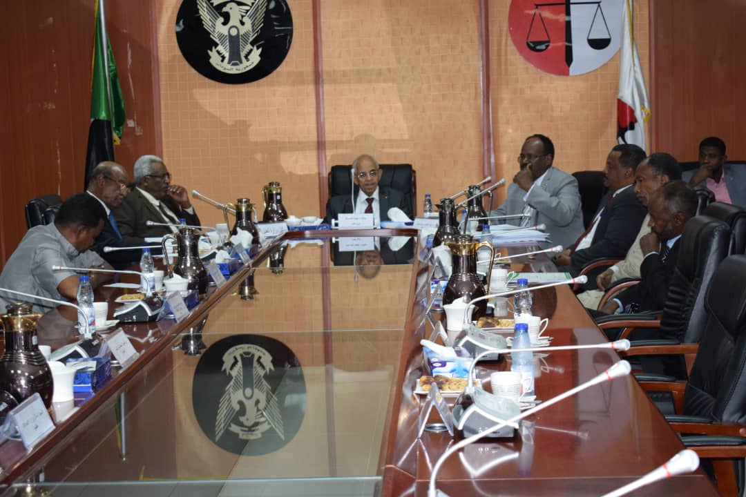 وزير العدل يلتقي لجنة القانون التجاري الموحد 