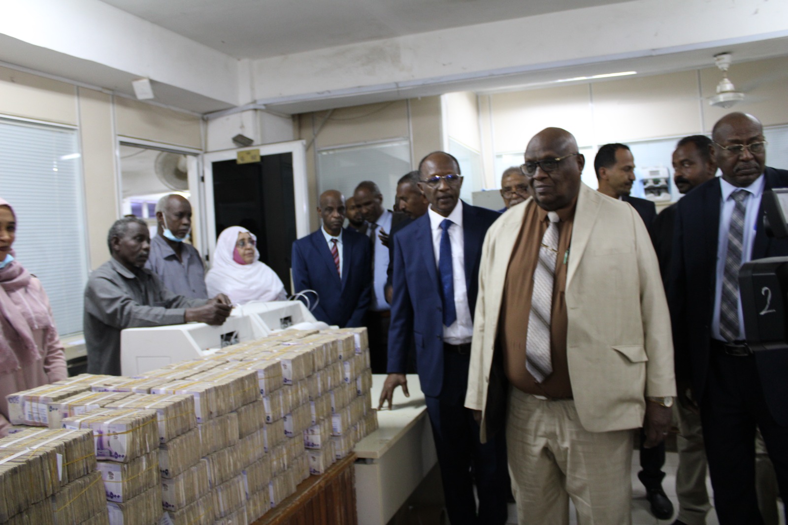 وزير العدل يشيد بجهود  بنك السودان المركزي في عملية استبدال العملة.