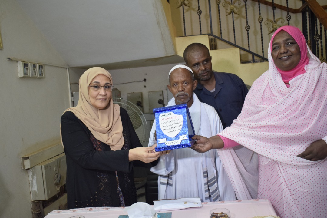 إدارة العون القانوني بوزارة العدل تكرم العامل فتح الرحمن