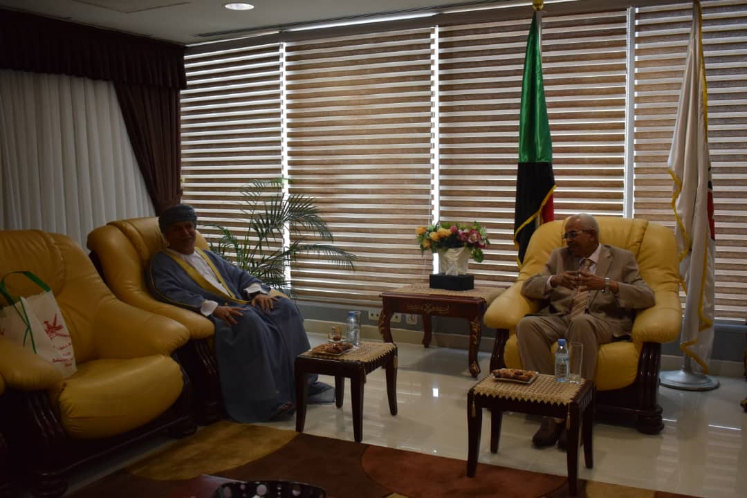 وزير العدل يلتقي السفير العماني 