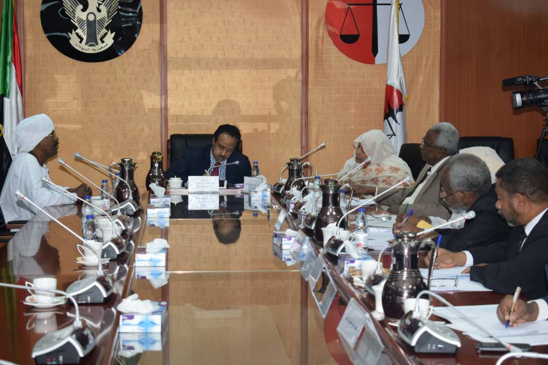 التقى السيد وزير العدل د. إدريس إبراهيم جميل بمكتبه صباح اليوم بالسيد د. الطيب مختار رئيس منظمة الشف