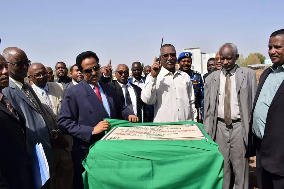 وزير العدل يضع حجر الأساس لمكتب المسجل التجاري والعون القانوني -القضارف