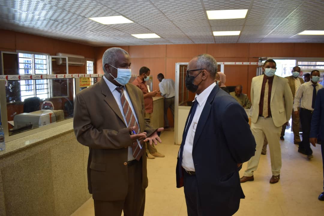 وكيل العدل المكلف يتفقد إدارة التسجيلات   التجاريه 