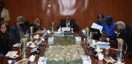 السفارة الأمريكية تؤكد دعمها للجنة الوطنية لمكافحة الإتجار بالبشر 