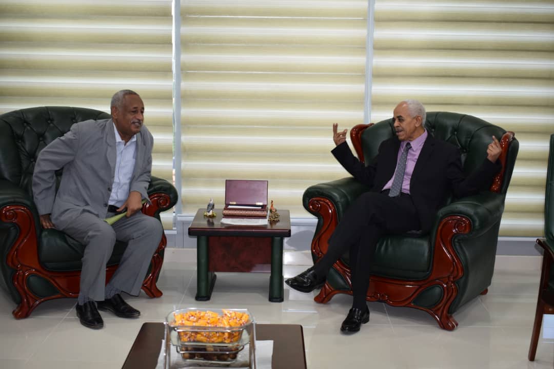 بحث أوجه التعاون بين وزارة العدل و البرلمان