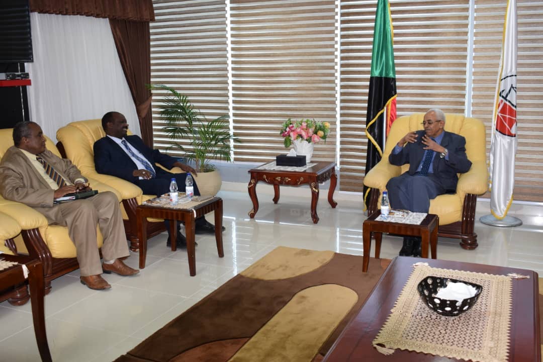 وزير العدل يلتقي والى غرب دارفور