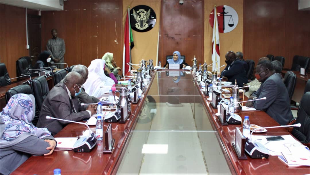 وكيل العدل المكلف تطمئن علي سير العمل بادارات الوزارة