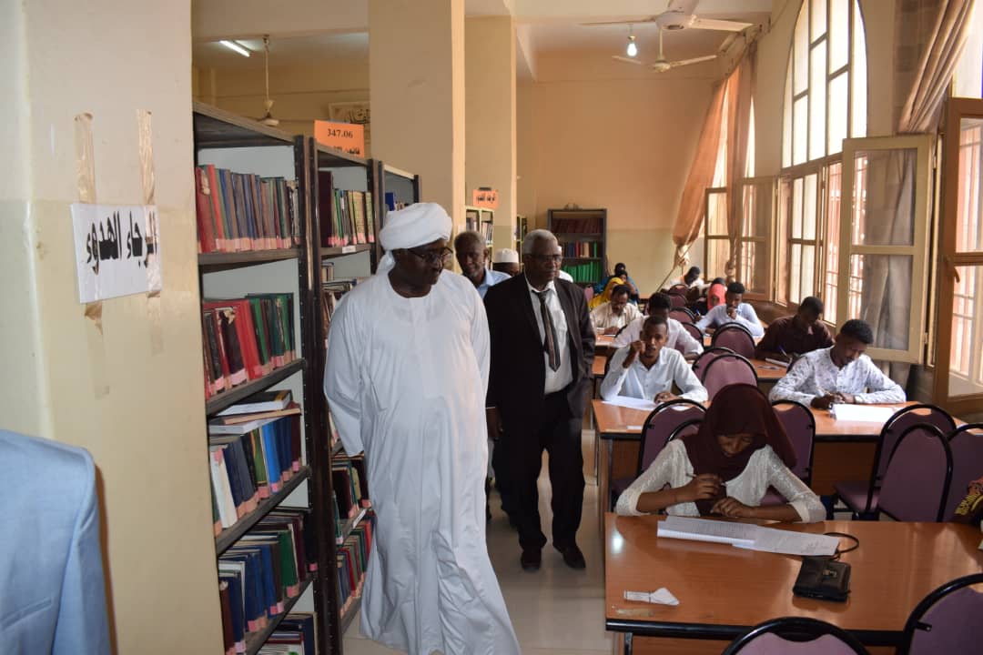 الرزم يتفقد سير امتحانات مهنة القانون