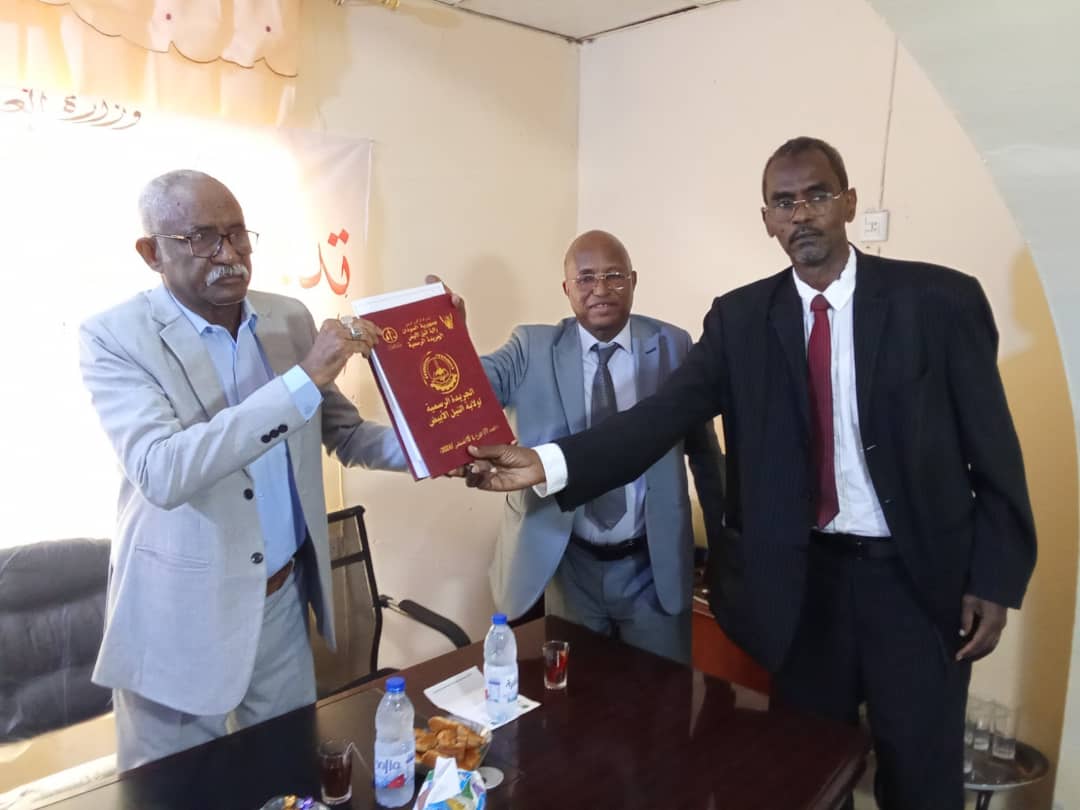 والي النيل الأبيض يدشن العدد الاول من الجريدة الرسمية بالولاية