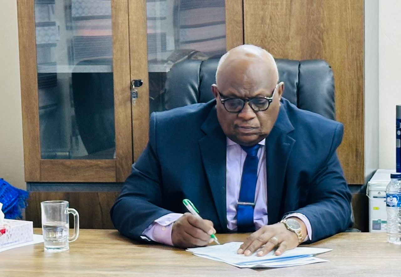 وزير العدل :  يطمئن علي سير العمل بإدارات الوزارة