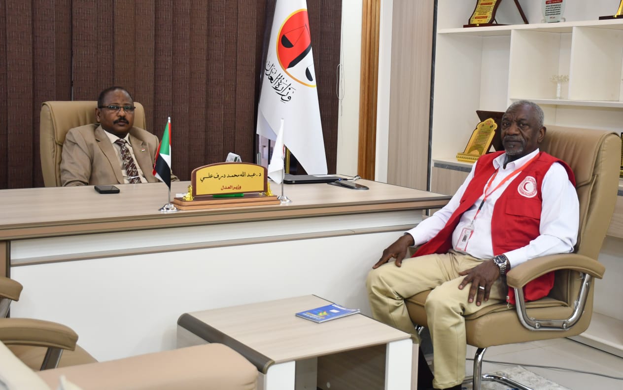 وزير العدل يلتقي عضو اللجنة التسييرية لجمعية الهلال الأحمر