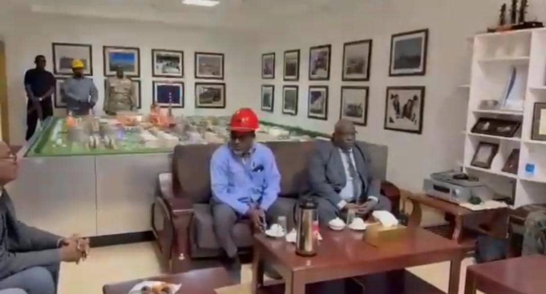 وزير العدل يقف علي حجم الدمار الذي أحدثته المليشيا المتمردة بمصفاة الخرطوم   