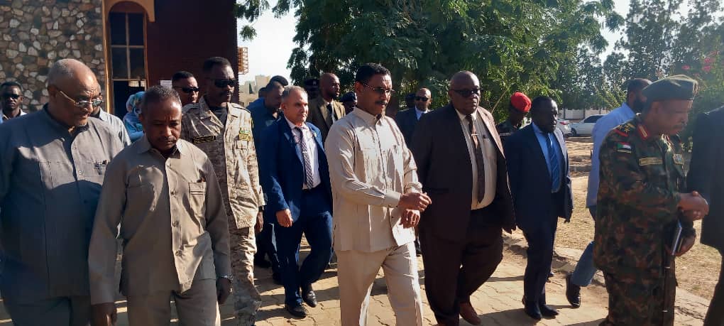 وزير العدل ووالي كسلا يتفقدان اليوم الختامي لامتحانات المعادلة