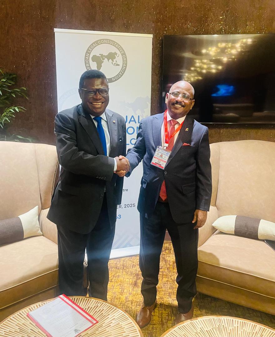 وزير العدل :  يلتقي نظيره اليوغندي على هامش اجتماعات الدورة (٦٣) للمنظمة الاستشارية القانونية الأفرو