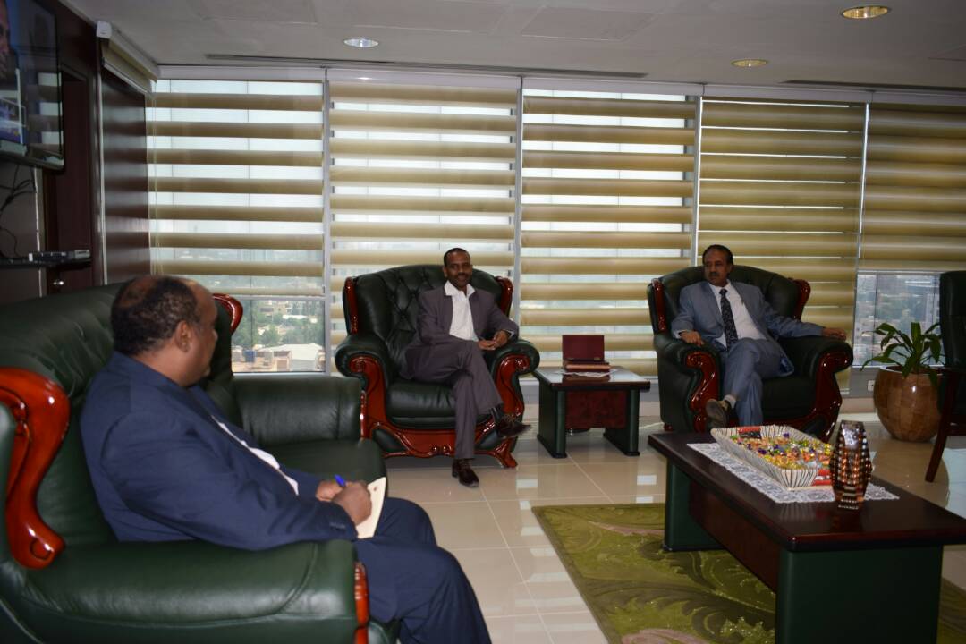 وزير العدل يلتقى بمعتمد الفشقة