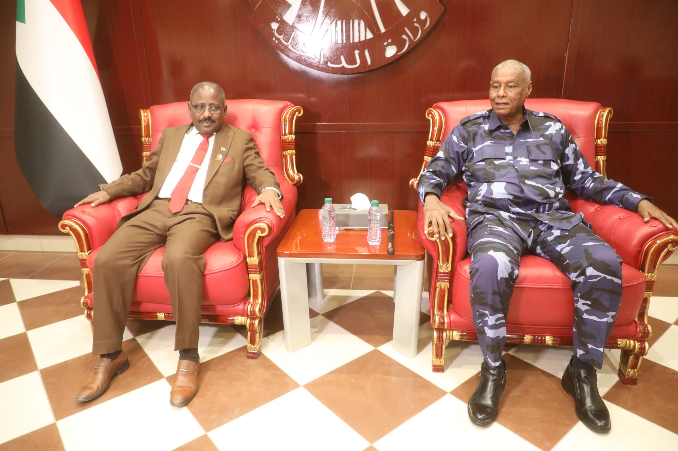 العدل و الداخلية تناقشان ترتيب الاوضاع القانونية بولاية الخرطوم