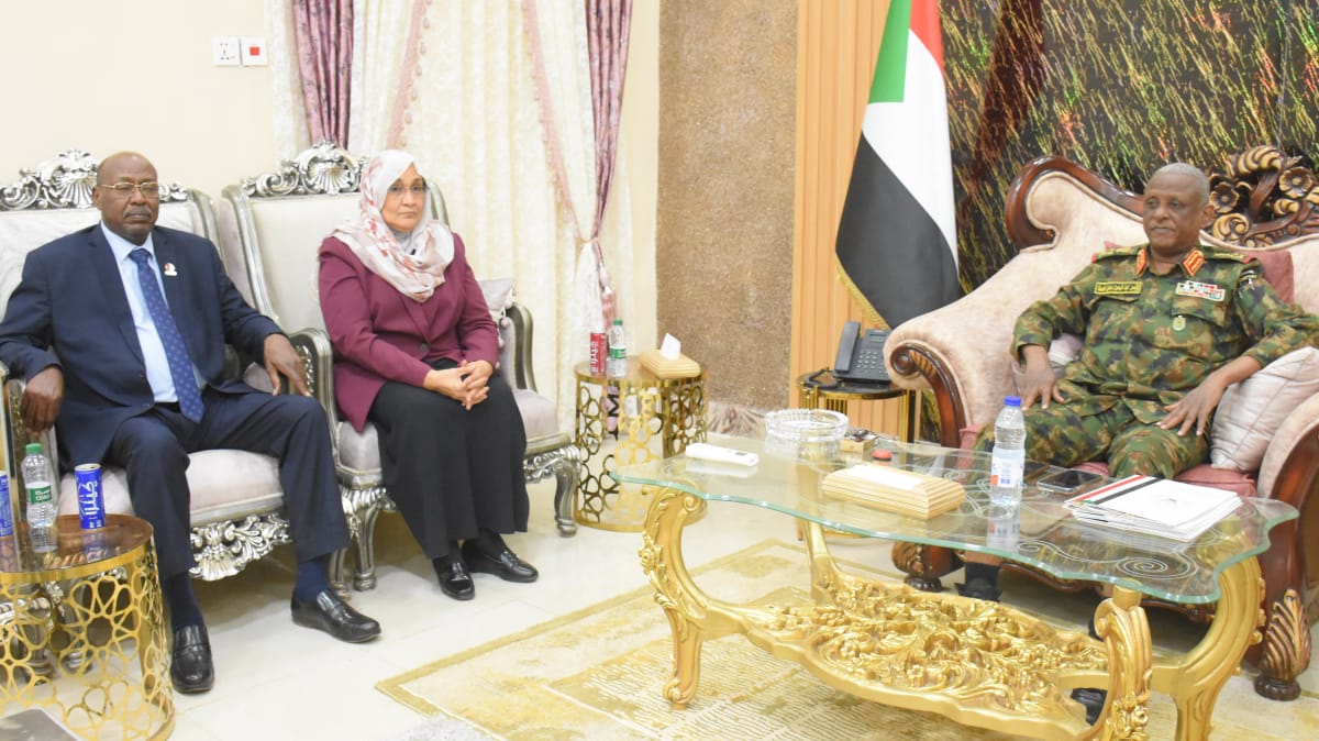 و كيل وزارة العدل تلتقي بمساعد القائد العام للقوات المسلحة