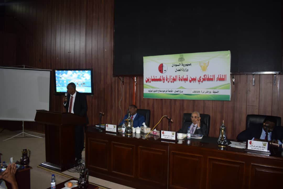 سالم يخاطب اللقاء التفاكرى مع المستشارين