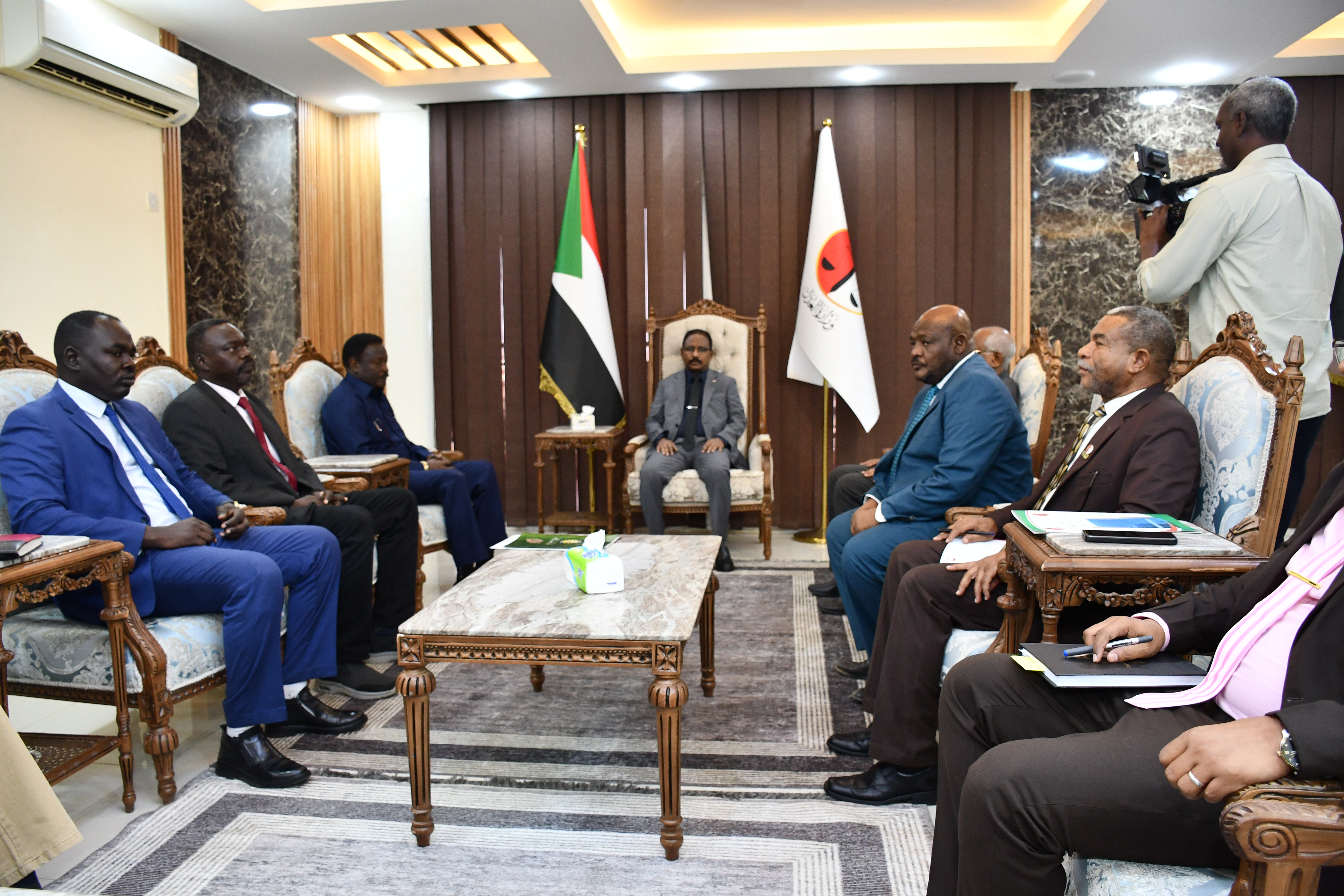 وزير العدل يلتقي بوالي جنوب دارفور