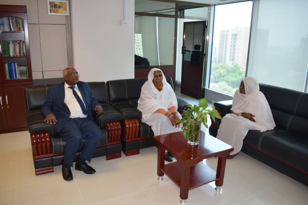 وزيرة الدولة بالعدل تتفقد سير العمل بادارات الوزارة