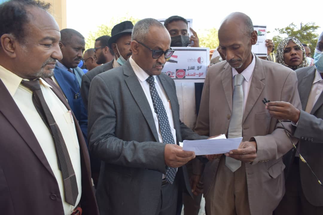 وزير العدل المكلف يتسلم مذكرة من منسوبي وزارة العدل 