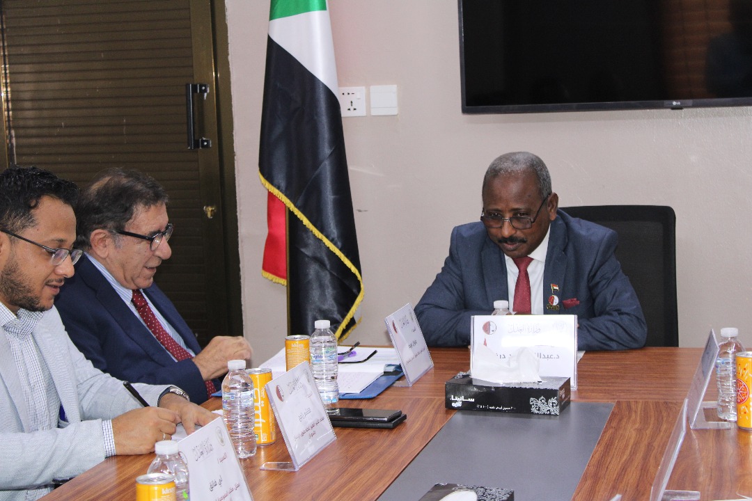 وزير العدل يطالب الخبير بضرورة الاشارة بشكل واضح وصريح  لجرائم المليشيا  المتمردة الارهابية في تقاري