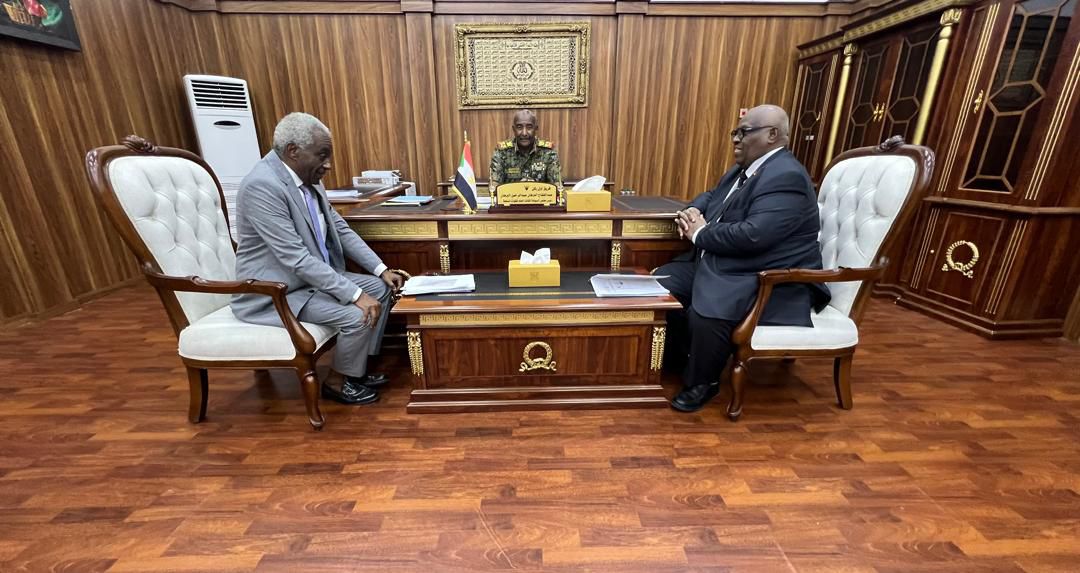 رئيس مجلس السيادة القائد العام للقوات المسلحة يلتقي وزير العدل المكلف